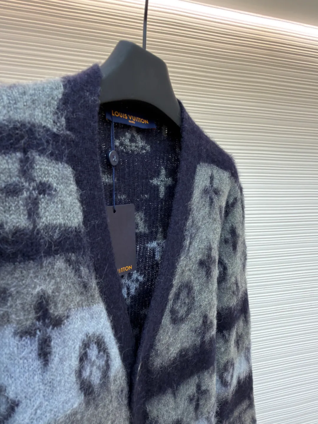 LOUIS VUITTON gradient mohair cardigan ●Original version: Purchased and developed by 16489 ●Item number: 1681020-C75 ●Fabric: mohair fabric ●Technology: knitting ●Version: loose fit ●Weight: about 575 grams ●Size: XS-S-M-L ●Description: Custom-woven mohair 67% + nylon 28% + sheep wool 5% yarn, purchased rich and finely ground mohair, imported Stoll weaving, full body alignment and stripe stitching, with black and white gray tones to highlight the full Monogram For the pattern, the mohair has been washed and naturally milled. After the shirt is woven, you need to manually remove the dotted lines that hang the hair, draw the knots and sew them. After sewing, wash and iron them to shape, then remove the clamps and catch the hair, wash it after catching it, and finally catch the hair again to achieve the same wool feel and effect as ZP. The process is very complicated. The overall wiring is straight and delicate, the fabric is comfortable and soft, and the color is consistent without color difference. It can be matched with the same style to create a fashionable look and control various occasions. Customized accessories, complete with three standards, same style for men and women!